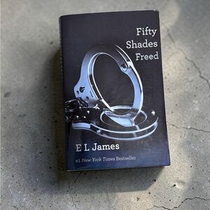 Fifty Shades Freed by E L James - Black Cover